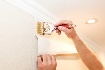 Pose de papier peint à Perrou — revêtements muraux et toiles de verre